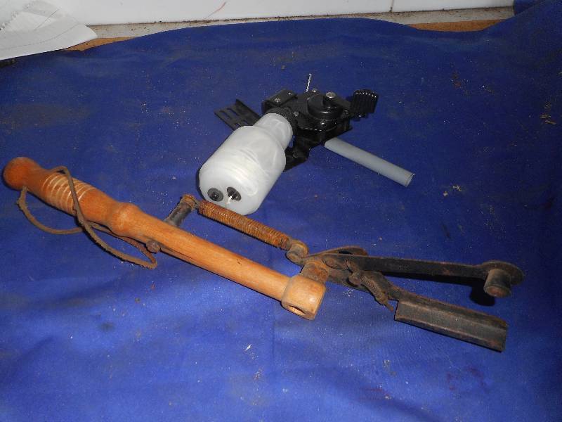lot 120 image: BOW STRINGER AND CLAY PIGION THROWER