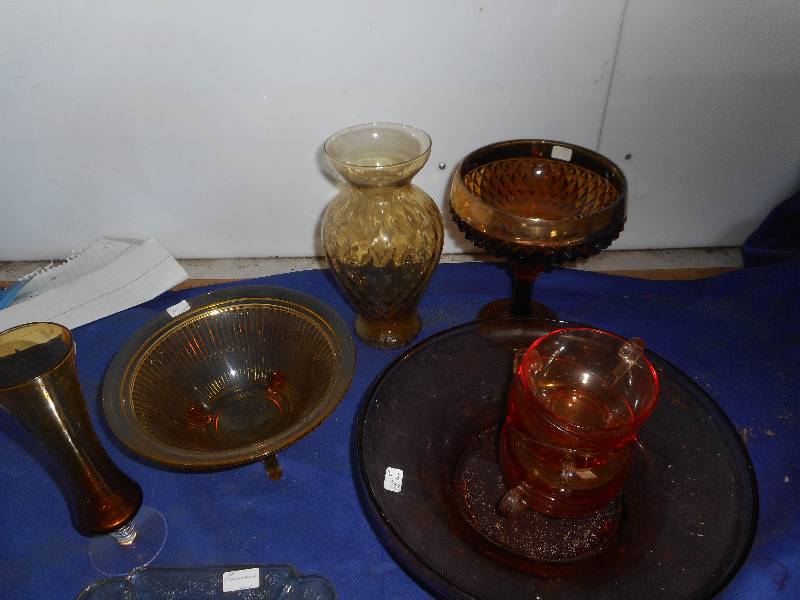 lot 130 image: YELLOW DEPRSSION AND AMBER GLASS