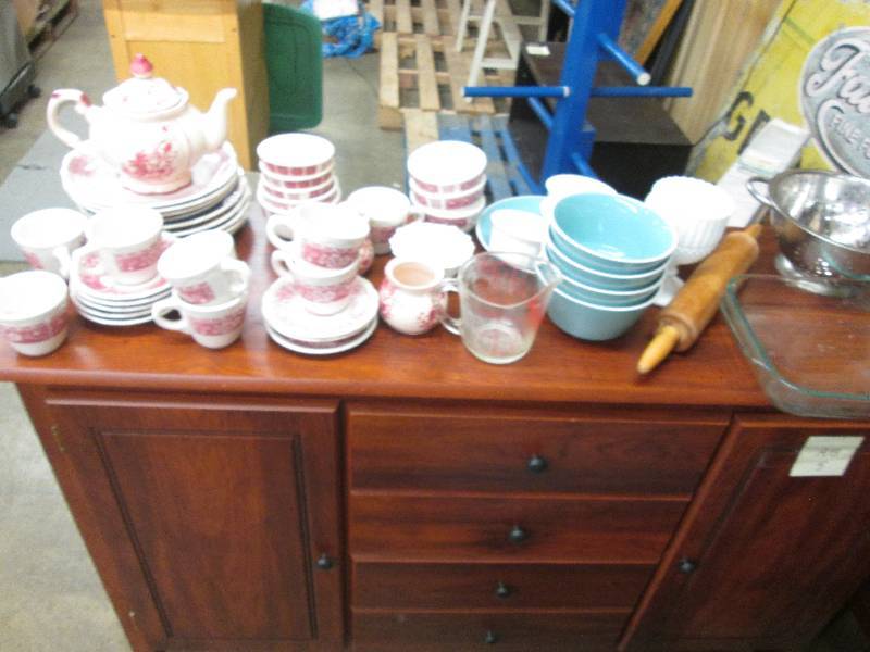 lot 17 image: Set of Red Patterned Syracuse China...