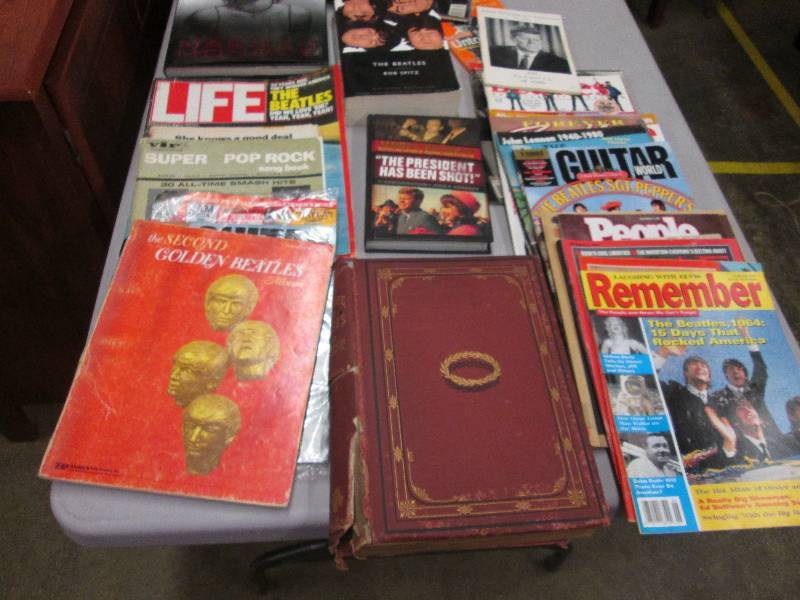 lot 26 image: Collectibles The Beatles, Marilyn ...