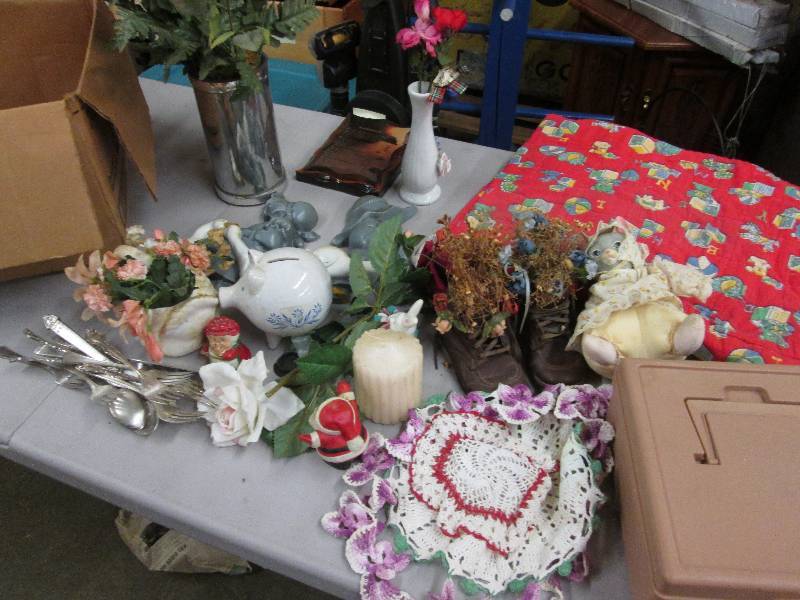 lot 79 image: Artificial Roses, Blanket, Index Fi...