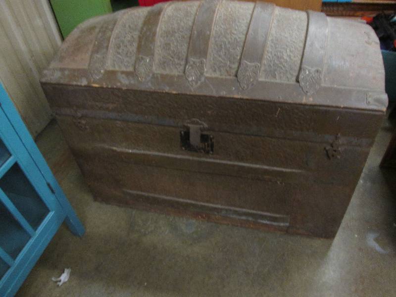 lot 96 image: Vintage Trunk...