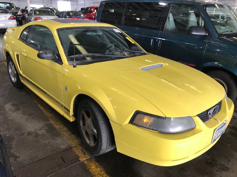 lot 24 image: 2001 Ford Mustang