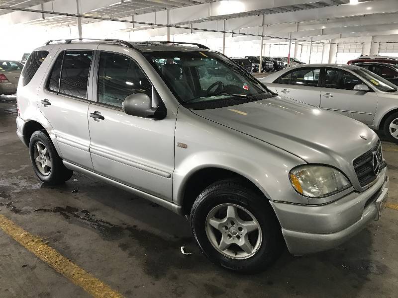 lot 30 image: 2000 Mercedes ML320