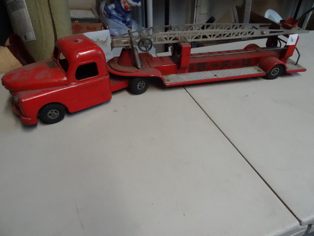 lot 4 image: Vintage Structo No 2 ladder fire tr...