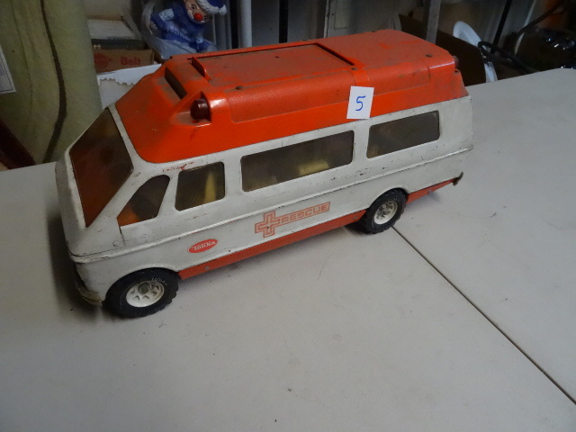 lot 5 image: Vintage Tonka Ambulance rescue van...