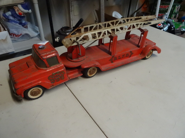 lot 8 image: Vintage Buddy L 3 Fire Ladder truck...