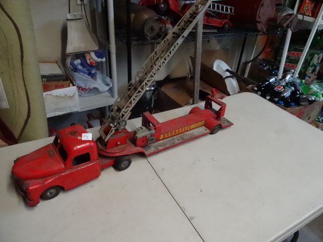 lot 13 image: Vintage Structo Hydraulic Hook and ...