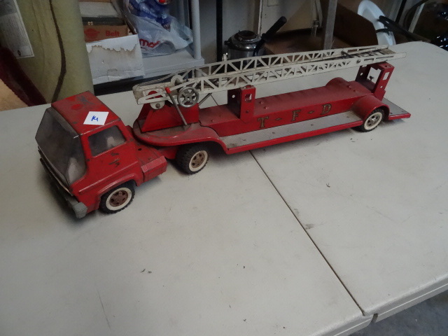 lot 14 image: Vintage Tonka Metal ladder fire tru...
