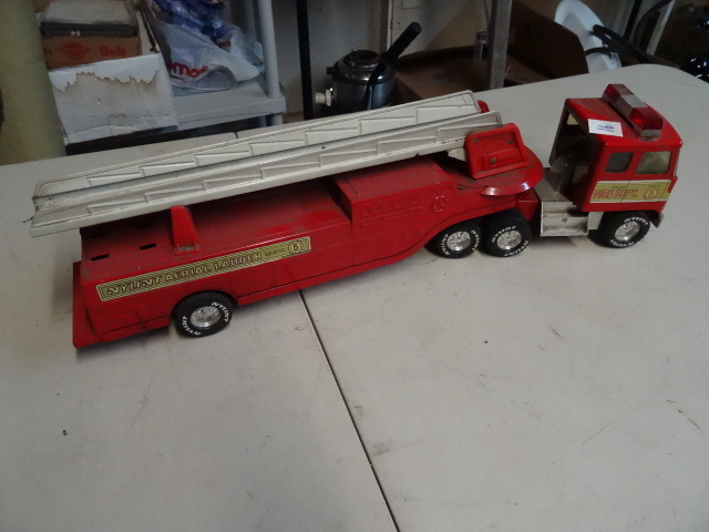 lot 16 image: Vintage Nylint Aerial ladder fire t...