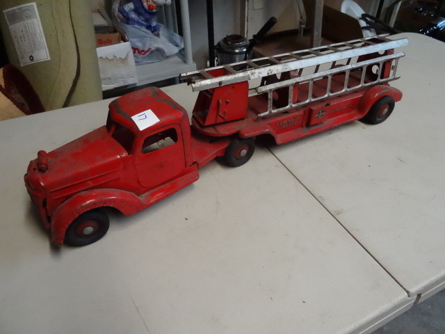 lot 17 image: Vintage Buddy L Extension ladder fi...