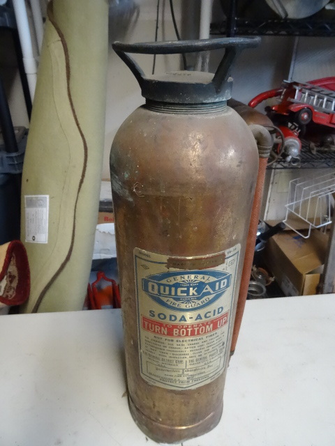 lot 26 image: General Quick aid Soda acid fire ex...