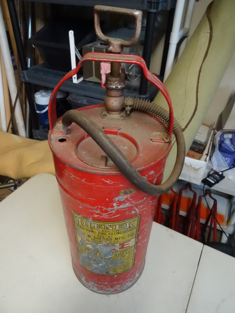lot 44 image: Vintage Diener 5 gallon Hand pump f...