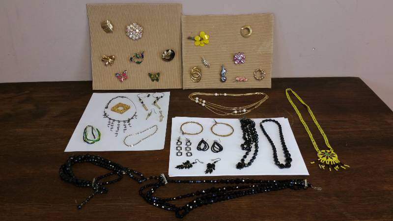 lot 211 image: Vintage Costume Jewelry & More