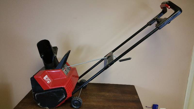 lot 224 image: Electric Toro Snow Blower