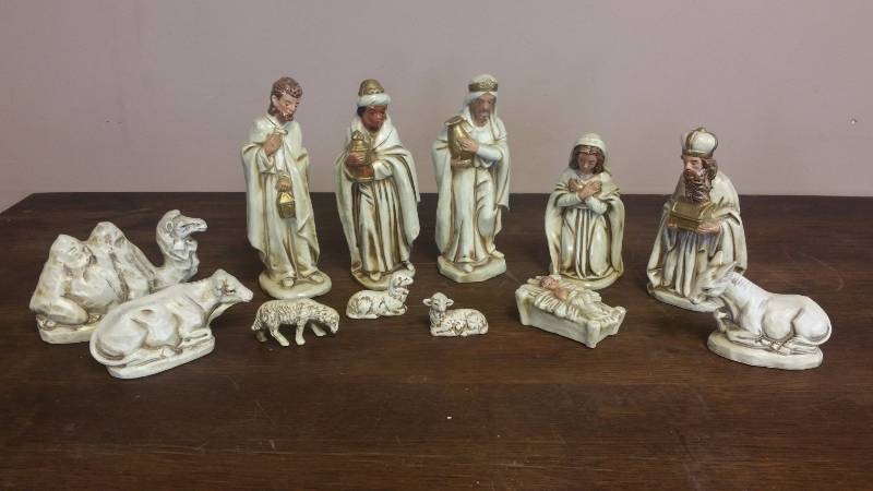 lot 232 image: Vintage Christmas Nativity Set