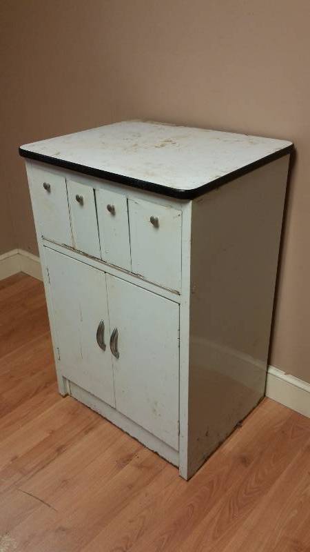 lot 3A image: Vintage Metal Cabinet
