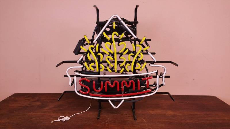lot 9 image: Summit Beer Neon Sign