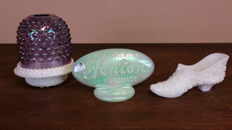 lot 18 image: (3) Fenton Glass Pieces