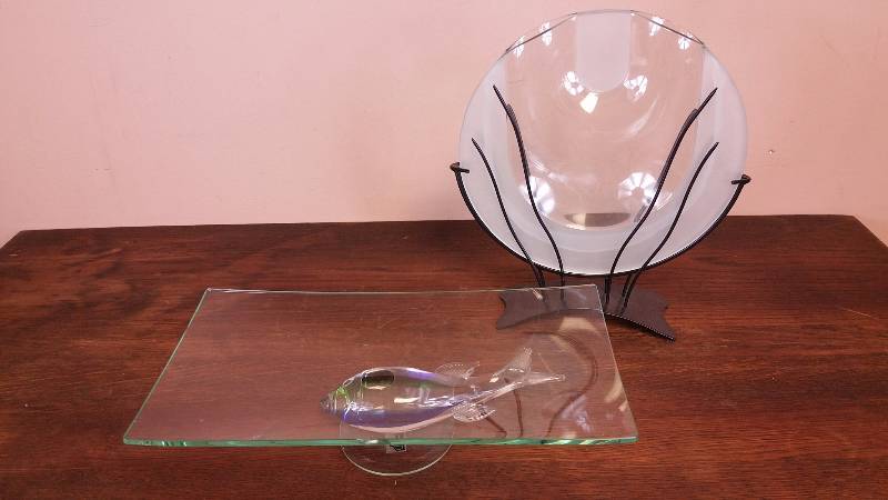 lot 22 image: Fish Art Glass Tray & Unique Flower Vase