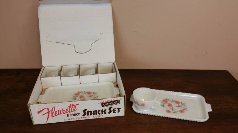 lot 45 image: Vintage Anchor Hocking Fleurette Snack Set in Box