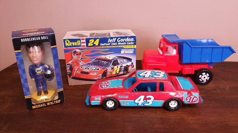 lot 55 image: Revell Jeff Gordon Model, Ertl NASCAR, Amloid Truck, More