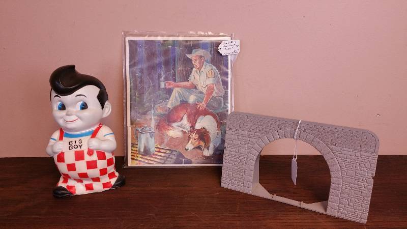 lot 67 image: Vintage Rubber Big Boy, Lassie Tray Puzzle, Lionel Train Tunnel