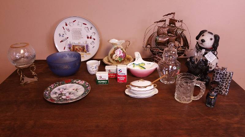 lot 101 image: Group of Dcor and Kitchen Items