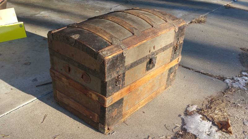 lot 268 image: Antique Humpback Steamer Trunk