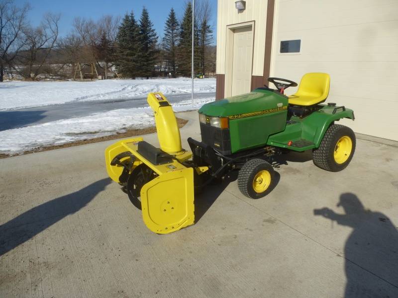 lot 5 image: John Deere 425 Lawn Tractor