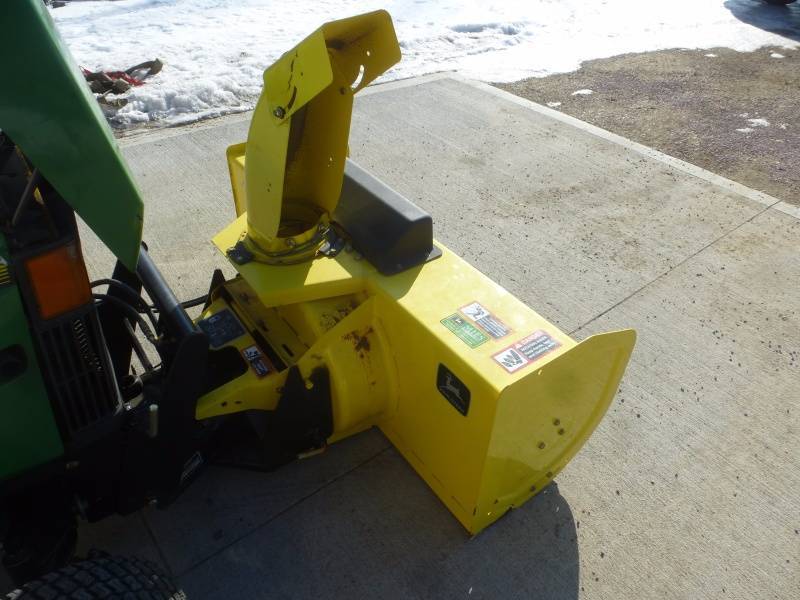 lot 10 image: John Deere 47 Snow Blower