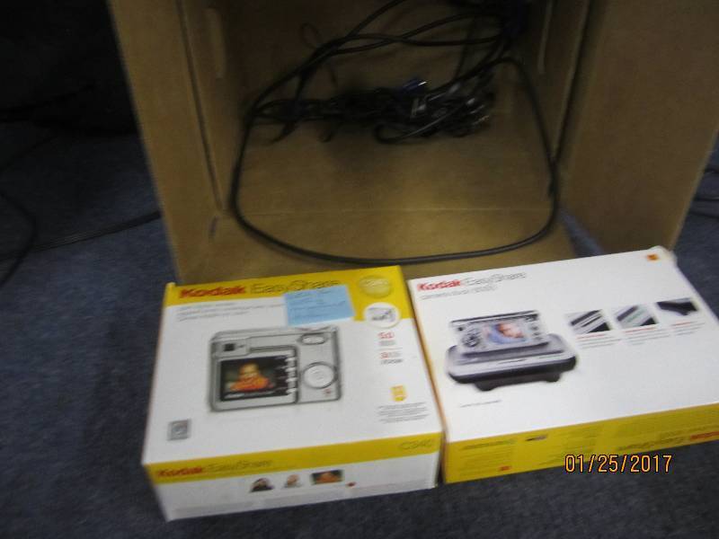 lot 73 image: Kodak Easy Share Camera & Dock, bat...