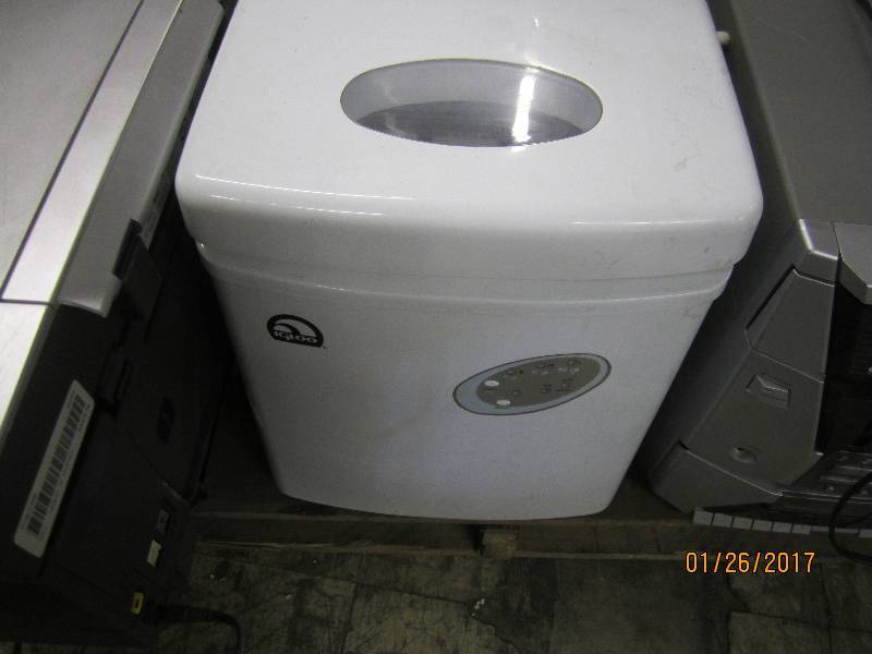 lot 115 image: Igloo Table Top Ice Maker, powers o...