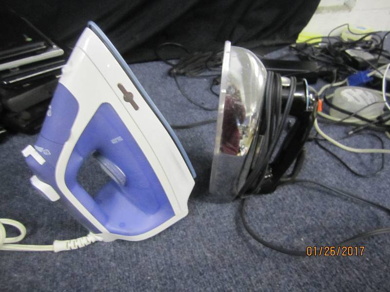 lot 119 image: Lot of 2 Steam Irons, Black & Decke...