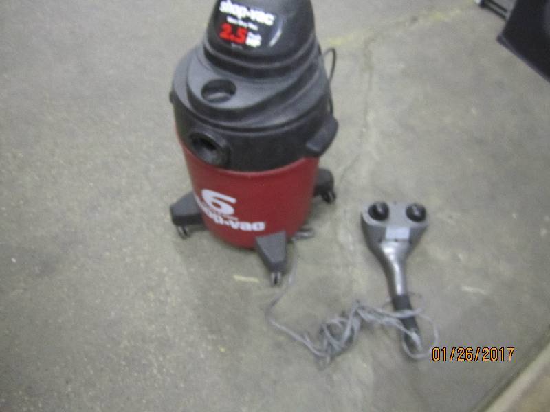 lot 128 image: Homedics Massager, 2.5 Gal Shop-Vac...