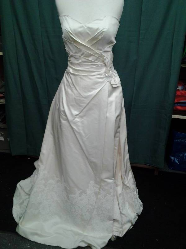 lot 14 image: Alvina Valenta Couture Collection Size 12