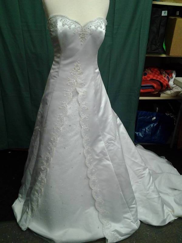 lot 17 image: Mon Cheri Bridals Size 1012