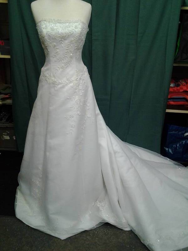 lot 19 image: Casablanca Bridals White Size 12