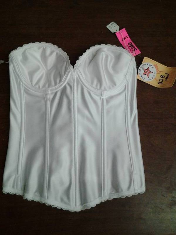 lot 24 image: Empire Shapewear Longline Bra Size 32 B