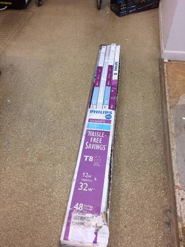 lot 26 image: Phillips 4 ft. T8 32-Watt Cool White Alto Linear Fluorescent Light Bulb (8-Pack)