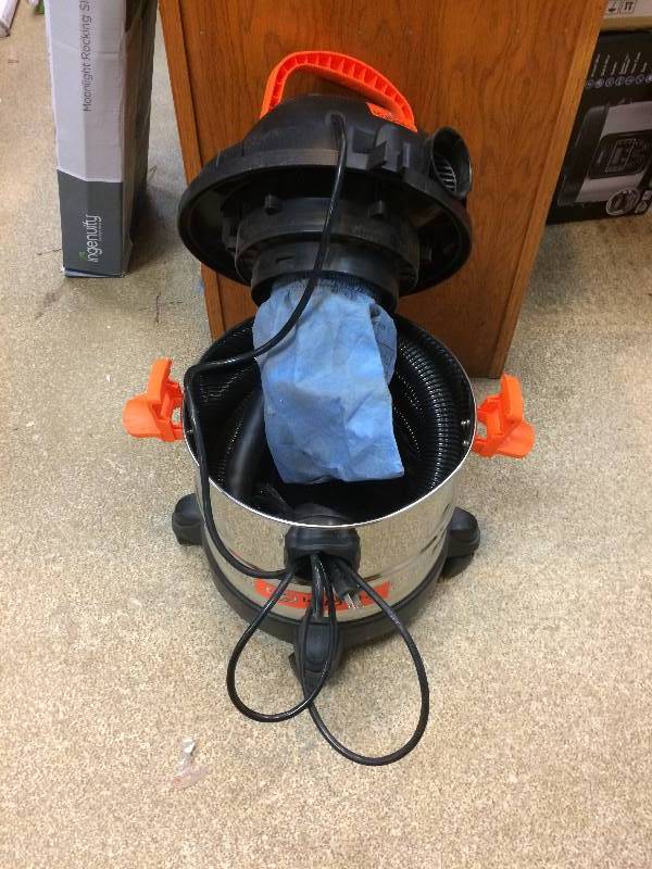 lot 47 image: Kubota Wet Dry Vacuum 4 gal working conditions
