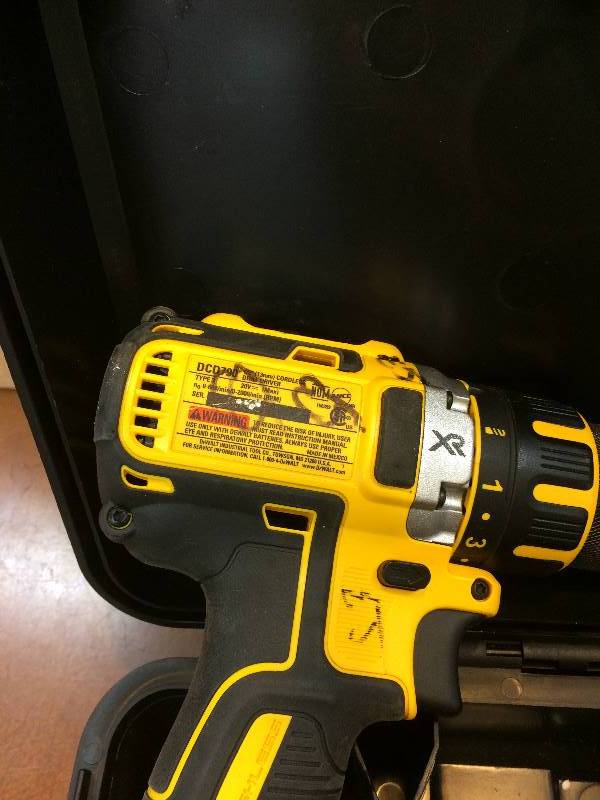 lot 100 image: Dewalt 20-Volt Lithium-Ion 12 in. Cordless Brushless Compact Drill used in very good condition