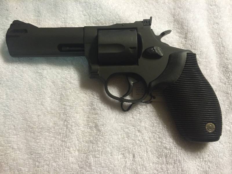 lot 15 image: Taurus Tracker .44 Mag Revolver