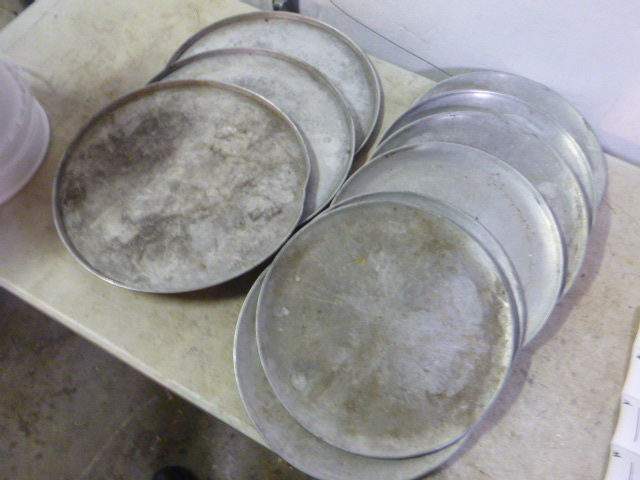lot 12 image: 10 Pizza Pans
