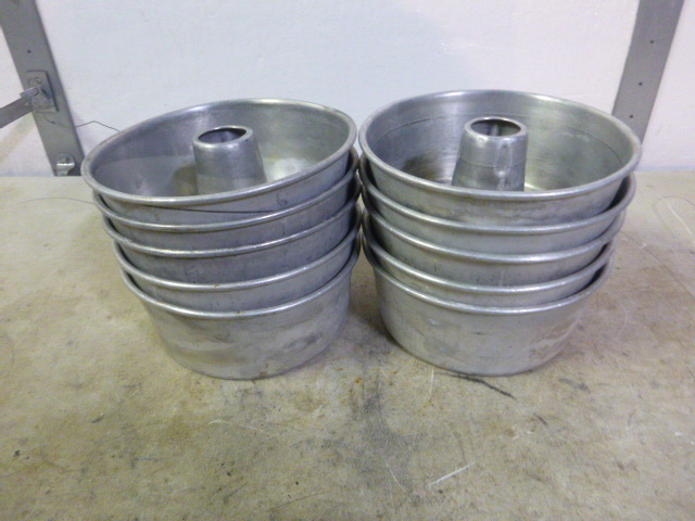 lot 15 image: 10 Bundt Pans