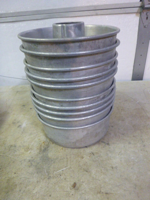 lot 16 image: 10 Bundt Pans