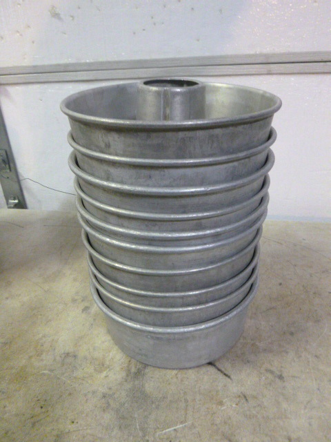 lot 17 image: 10 Bundt Pans