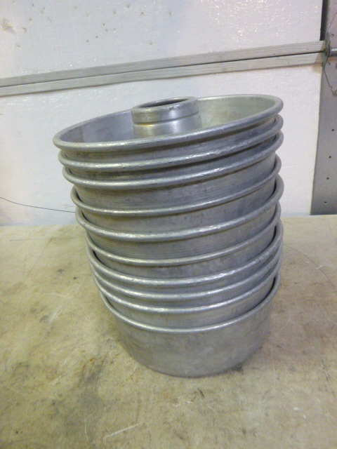 lot 18 image: 10 Bundt Pans