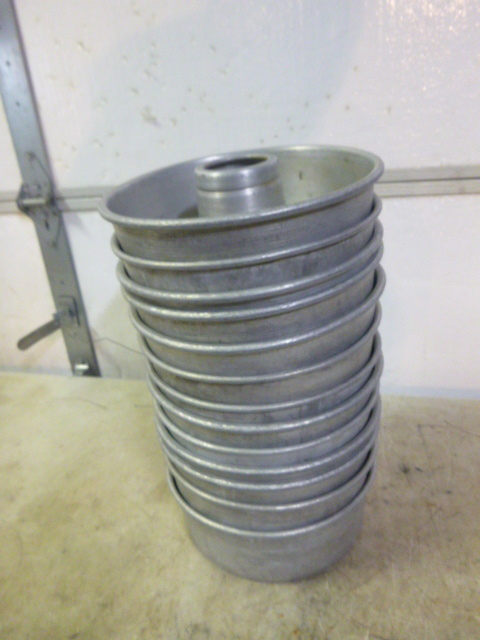 lot 19 image: 13 Bundt Pans