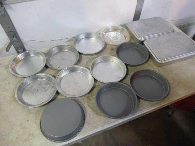 lot 27 image: Miscellaneous Bakeware